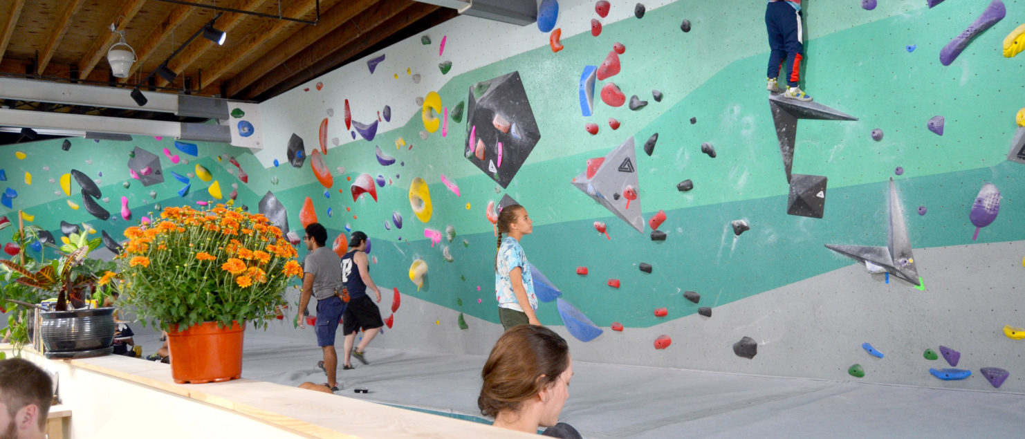 Tufas Boulder Lounge climbing wall
